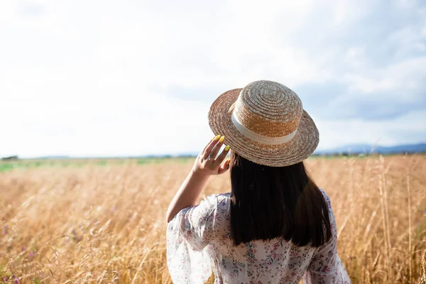 Retrato Una Chica Atrás Campo Trigo Retrato Una Hermosa Niña — Foto de Stock