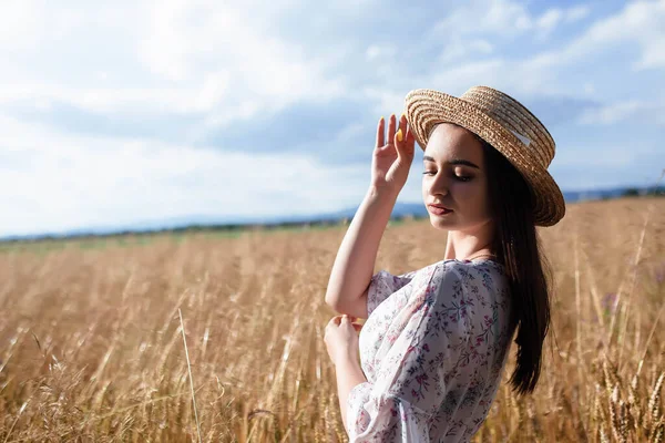 Retrato Una Chica Atrás Campo Trigo Retrato Una Hermosa Niña — Foto de Stock