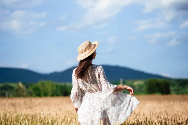 Retrato Una Chica Atrás Campo Trigo Retrato Una Hermosa Niña — Foto de Stock