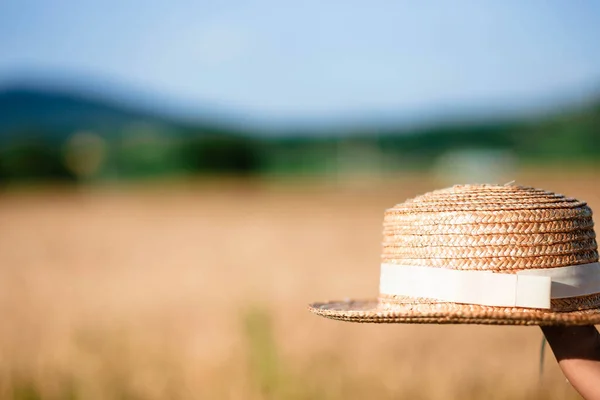 Niña Sosteniendo Sombrero Sobre Fondo Campo Trigo — Foto de Stock