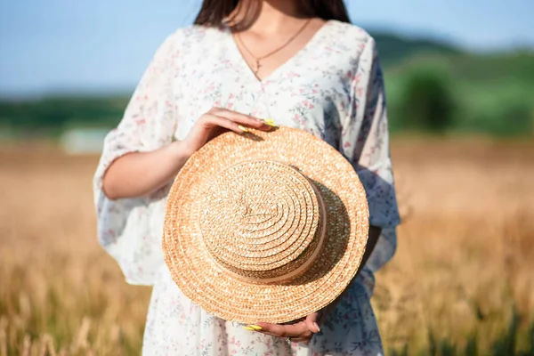 Niña Sosteniendo Sombrero Sobre Fondo Campo Trigo — Foto de Stock