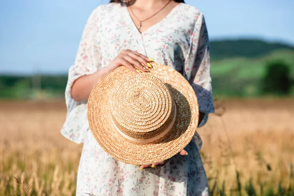 Niña Sosteniendo Sombrero Sobre Fondo Campo Trigo — Foto de Stock