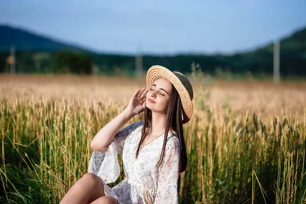 Retrato Una Niña Campo Trigo Chica Está Acostada Sobre Una — Foto de Stock