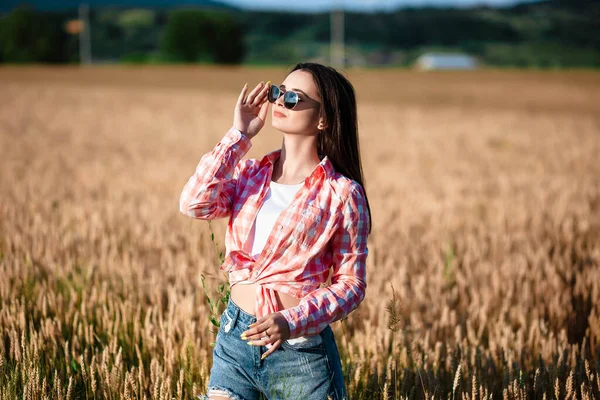 Portré Egy Lányról Búzamezőn Egy Lány Szemüvegben Ingben Búzamezőn Egy — Stock Fotó