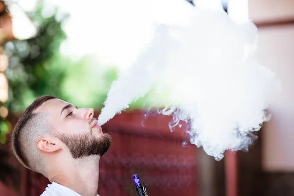 Jovem Bonitão Fumando Narguilé Sozinho Close Tipo Novo Fumar Cachimbo — Fotografia de Stock