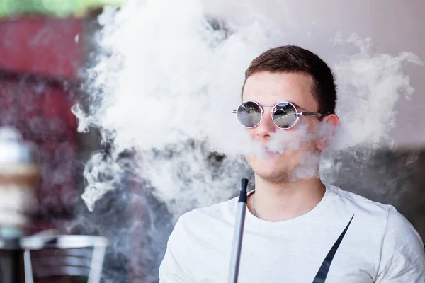 Jovem Bonitão Fumando Narguilé Sozinho Close Tipo Novo Fumar Cachimbo — Fotografia de Stock