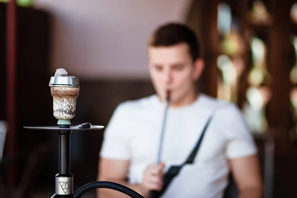 Jovem Bonitão Fumando Narguilé Sozinho Close Tipo Novo Fumar Cachimbo — Fotografia de Stock