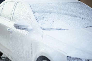 Yaz araba yıkama. Arabayı yüksek basınçlı suyla temizliyorum. Sabunla araba yıka. Konsepti kapat. Salgın sırasında güvenlik önlemleri. Konsept dezenfeksiyon ve antiseptik temizlik. Araba yıkama.