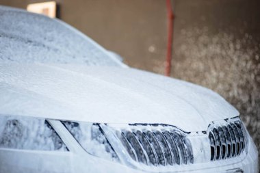 Yaz araba yıkama. Arabayı yüksek basınçlı suyla temizliyorum. Sabunla araba yıka. Konsepti kapat. Salgın sırasında güvenlik önlemleri. Konsept dezenfeksiyon ve antiseptik temizlik. Araba yıkama.