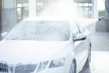 Yaz araba yıkama. Arabayı yüksek basınçlı suyla temizliyorum. Sabunla araba yıka. Konsepti kapat. Salgın sırasında güvenlik önlemleri. Konsept dezenfeksiyon ve antiseptik temizlik. Araba yıkama.