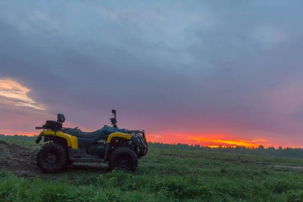 Żółty Atv Zachodzie Słońca Nowogrodu Region Rosja — Zdjęcie stockowe