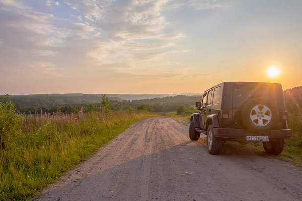 Leningrad Region Federacja Rosyjska Lipca 2018 Jeep Wrangler Wiejskiej Drodze — Zdjęcie stockowe