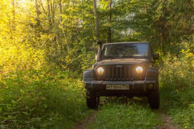 Novgorod bölgesi, Rusya, 19 Temmuz 2018: Jeep Wrangler orman yolu üzerinde. Wrangler kompakt dört tekerlekli arabayla yol ve spor yeni araç kapalı olduğunu