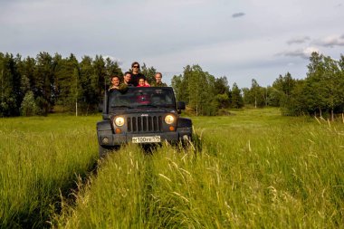 Novgorod bölgesi, Rusya, 19 Temmuz 2018: Jeep Wrangler orman yolu üzerinde. Wrangler kompakt dört tekerlekli arabayla yol ve spor yeni araç kapalı olduğunu