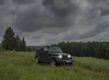29.07.2018. Leningrad bölge. Rusya. Jeep Wrangler Leningrad bölgesinde orman yolu ile. Wrangler Chrysler tarafından üretilen bir kompakt Suv olduğunu