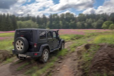 29.07.2018. Leningrad bölge. Rusya. Jeep Wrangler Leningrad bölgesinde orman yolu ile. Wrangler Chrysler tarafından üretilen bir kompakt Suv olduğunu