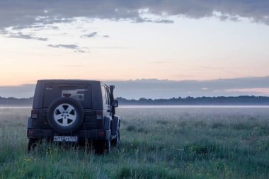 Novgorod bölgesi, Rusya, 19 Temmuz 2018: Jeep Wrangler gündoğumu alanında. Wrangler kompakt dört tekerlekli arabayla yol ve spor yeni araç kapalı olduğunu