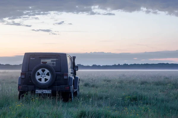 Новгородская Область Россия Июля 2018 Года Jeep Wrangler Поле Восходе — стоковое фото