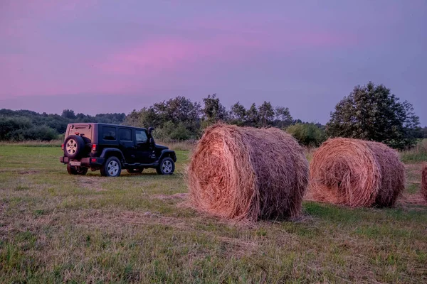 Новгородская Область Россия Июля 2018 Года Jeep Wrangler Поле Восходе — стоковое фото