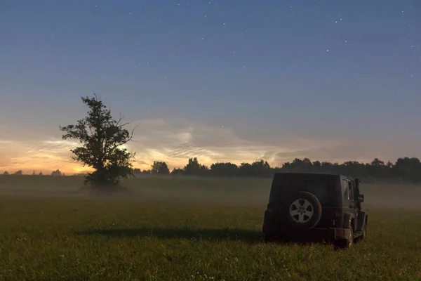 Silueta Suv Negro Campo — Foto de Stock