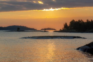 Ladoga Gölü üzerinde güzel bir sabah. Ağustos. Karelya