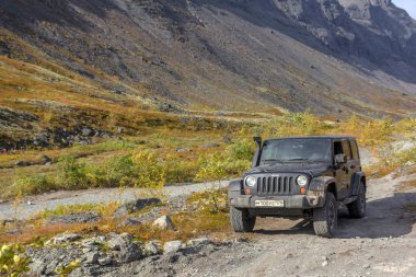 Kola Yarımadası. Murmansk bölgesi, Rusya Federasyonu, 10 Eylül 2018: Siyah Jeep Wrangler Sahara bir dağda geçmek Murmansk bölgede. Yol ve spor yeni araç