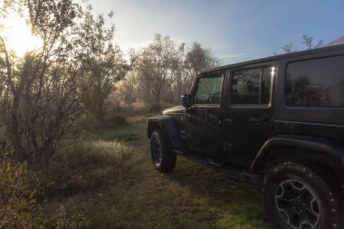 Kola Yarımadası. Murmansk bölgesi, Rusya Federasyonu, 10 Eylül 2018: Siyah Jeep Wrangler Sahara bir dağ Gölü kıyısında. Wrangler kompakt dört tekerlekli arabayla yol ve spor yeni araç kapalı olduğunu