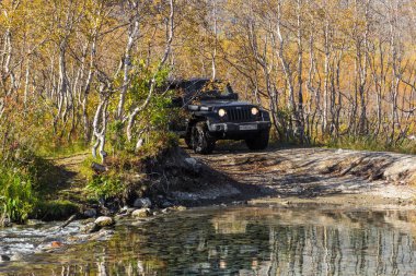 Kola Yarımadası. Murmansk bölgesi, Rusya Federasyonu, 10 Eylül 2018: Siyah Jeep Wrangler Sahara bir dağ Gölü kıyısında. Wrangler kompakt dört tekerlekli arabayla yol ve spor yeni araç kapalı olduğunu