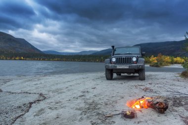 Kola Yarımadası. Murmansk bölgesi, Rusya Federasyonu, 10 Eylül 2018: Siyah Jeep Wrangler Sahara bir dağ Gölü kıyısında. Wrangler kompakt dört tekerlekli arabayla yol ve spor yeni araç kapalı olduğunu