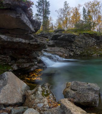 dağ nehir Kola Yarımadası üzerinde. Khibiny dağlar. Murmansk bölgesi. Rusya