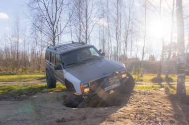 Leningrad bölge. Rusya, 4 Kasım 2018: dört tekerlekten çekiş Suv Jeep Cherokee off-road Leningrad bölgesinde. Cherokee kompakt dört tekerlekli arabayla yol ve spor yeni araç kapalı olduğunu