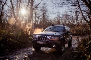 Leningrad bölge. Rusya, 4 Kasım 2018: dört tekerlekten çekiş Suv Jeep Cherokee off-road Leningrad bölgesinde. Cherokee kompakt dört tekerlekli arabayla yol ve spor yeni araç kapalı olduğunu