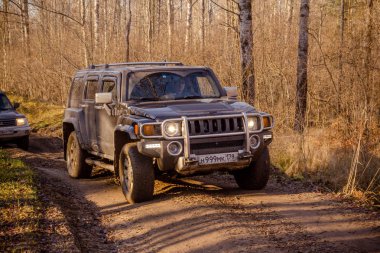 Leningrad bölge. Rusya, 4 Kasım 2018: Hummer H3 off-road Leningrad bölgesinde. H3 kompakt dört tekerlekli arabayla yol ve spor yeni araç kapalı olduğunu