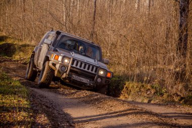 Leningrad bölge. Rusya, 4 Kasım 2018: Hummer H3 off-road Leningrad bölgesinde. H3 kompakt dört tekerlekli arabayla yol ve spor yeni araç kapalı olduğunu