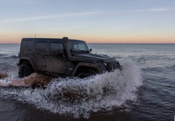 Región Leningrado Rusia Noviembre 2018 Jeep Wrangler Superando Una Barrera — Foto de Stock