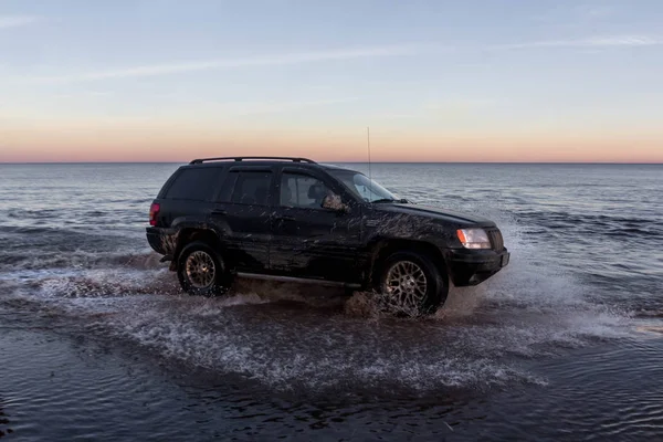 Región Leningrado Rusia Noviembre 2018 Jeep Cherokee Superando Una Barrera — Foto de Stock