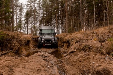 Leningrad bölge. Rusya, 4 Kasım 2018: Jeep Wrangler bir su engeli aşmak. Leningrad bölge. Wrangler kompakt dört tekerlekli arabayla yol ve spor yeni araç kapalı olduğunu