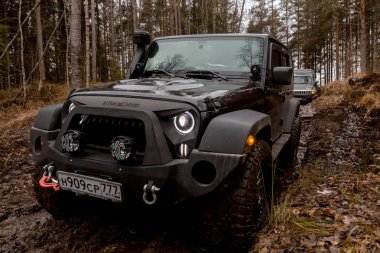 Leningrad bölge. Rusya, 4 Kasım 2018: Jeep Wrangler bir su engeli aşmak. Leningrad bölge. Wrangler kompakt dört tekerlekli arabayla yol ve spor yeni araç kapalı olduğunu