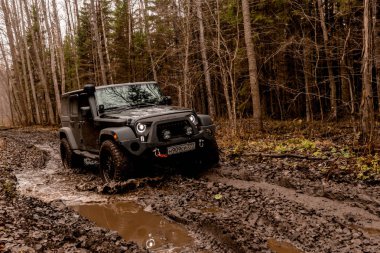 Leningrad bölge. Rusya, 4 Kasım 2018: Jeep Wrangler bir su engeli aşmak. Leningrad bölge. Wrangler kompakt dört tekerlekli arabayla yol ve spor yeni araç kapalı olduğunu