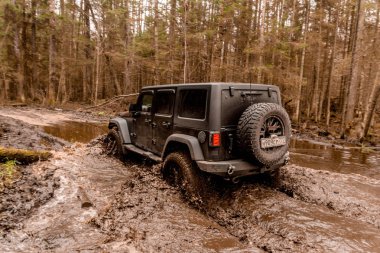 Leningrad bölge. Rusya, 4 Kasım 2018: Jeep Wrangler bir su engeli aşmak. Leningrad bölge. Wrangler kompakt dört tekerlekli arabayla yol ve spor yeni araç kapalı olduğunu