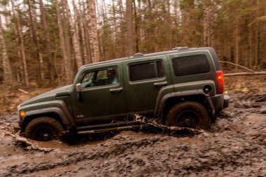 Leningrad bölge. Rusya, 4 Kasım 2018: büyük SUV'lar Hummer H3 bir su engeli aşmak. Leningrad bölge. H3 kompakt dört tekerlekli arabayla yol ve spor yeni araç kapalı olduğunu