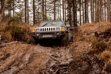 Leningrad bölge. Rusya, 4 Kasım 2018: büyük SUV'lar Hummer H3 bir su engeli aşmak. Leningrad bölge. H3 kompakt dört tekerlekli arabayla yol ve spor yeni araç kapalı olduğunu