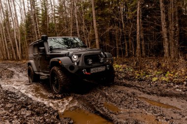 Leningrad bölge. Rusya, 4 Kasım 2018: Jeep Wrangler bir su engeli aşmak. Leningrad bölge. Wrangler kompakt dört tekerlekli arabayla yol ve spor yeni araç kapalı olduğunu