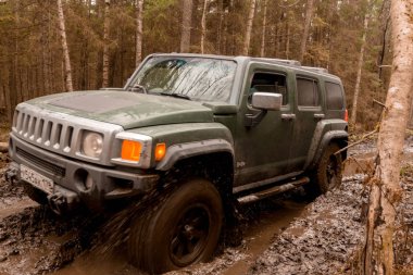 Leningrad bölge. Rusya, 4 Kasım 2018: büyük SUV'lar Hummer H3 bir su engeli aşmak. Leningrad bölge. H3 kompakt dört tekerlekli arabayla yol ve spor yeni araç kapalı olduğunu