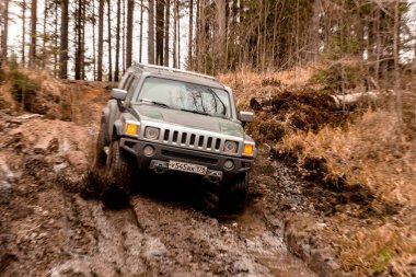 Leningrad bölge. Rusya, 4 Kasım 2018: büyük SUV'lar Hummer H3 bir su engeli aşmak. Leningrad bölge. H3 kompakt dört tekerlekli arabayla yol ve spor yeni araç kapalı olduğunu