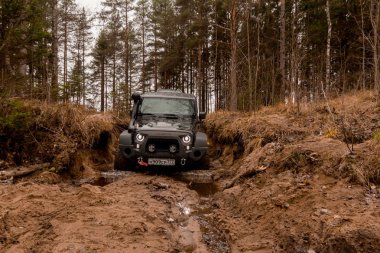 Leningrad bölge. Rusya, 4 Kasım 2018: Jeep Wrangler bir su engeli aşmak. Leningrad bölge. Wrangler kompakt dört tekerlekli arabayla yol ve spor yeni araç kapalı olduğunu