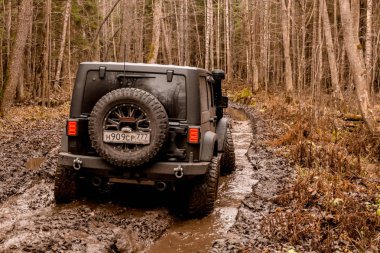 Leningrad bölge. Rusya, 4 Kasım 2018: Jeep Wrangler bir su engeli aşmak. Leningrad bölge. Wrangler kompakt dört tekerlekli arabayla yol ve spor yeni araç kapalı olduğunu