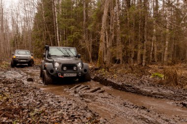 Leningrad bölge. Rusya, 4 Kasım 2018: Jeep Wrangler bir su engeli aşmak. Leningrad bölge. Wrangler kompakt dört tekerlekli arabayla yol ve spor yeni araç kapalı olduğunu