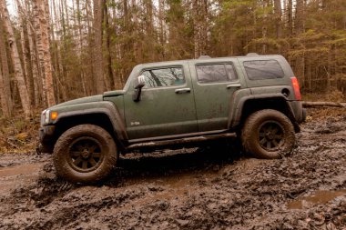 Leningrad bölge. Rusya, 4 Kasım 2018: büyük SUV'lar Hummer H3 bir su engeli aşmak. Leningrad bölge. H3 kompakt dört tekerlekli arabayla yol ve spor yeni araç kapalı olduğunu