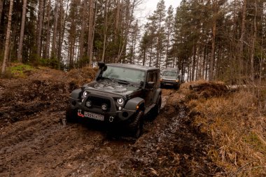 Leningrad bölge. Rusya, 4 Kasım 2018: Jeep Wrangler bir su engeli aşmak. Leningrad bölge. Wrangler kompakt dört tekerlekli arabayla yol ve spor yeni araç kapalı olduğunu